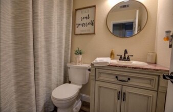 12106 Washington Rd in Waterford, CA - Building Photo - Building Photo