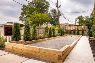 Montclair Gardens in Montclair, NJ - Foto de edificio - Building Photo