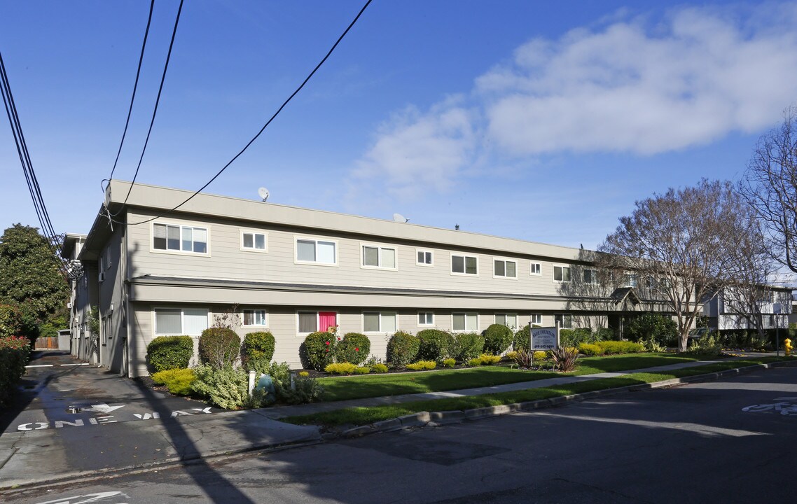 Blue Fountain Apartments in San Jose, CA - Building Photo