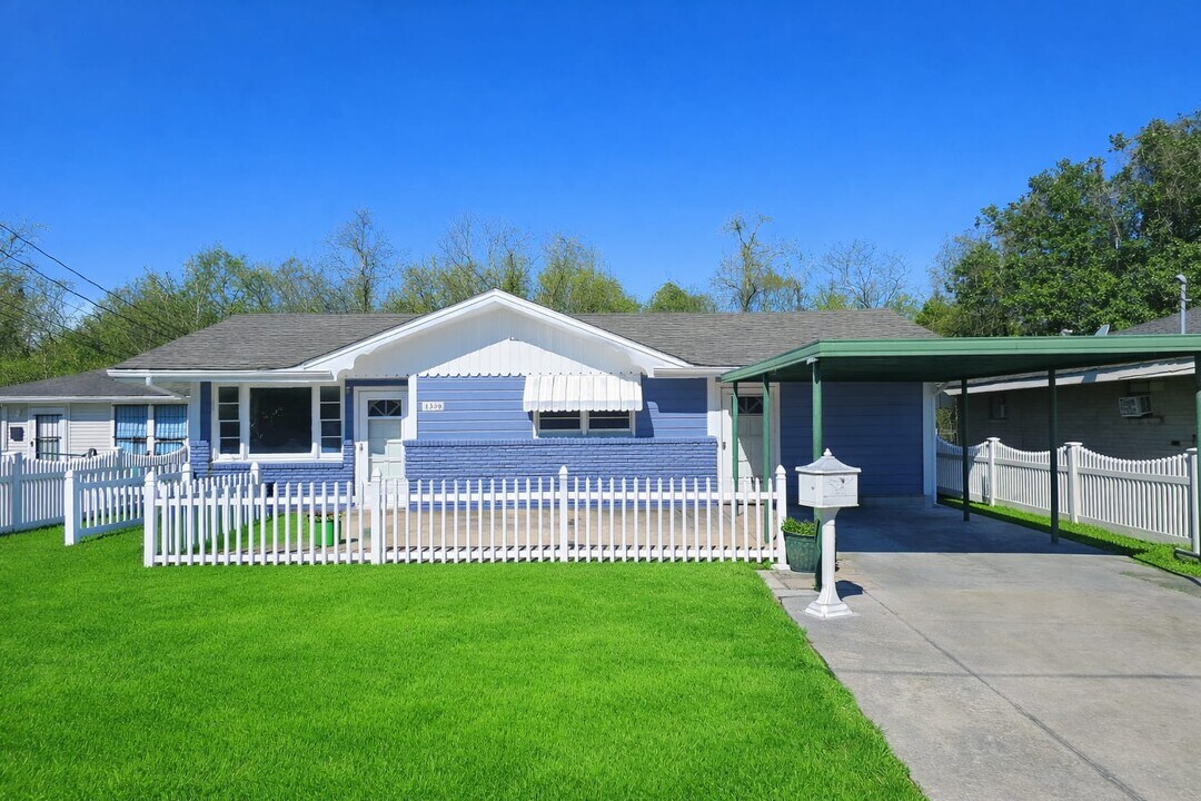 1330 West Dr in Westwego, LA - Building Photo