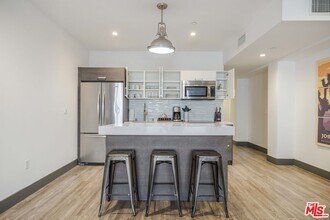 932 S Hill St in Los Angeles, CA - Foto de edificio - Building Photo