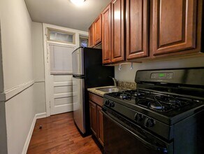 542 W Surf St, Unit 542-2S in Chicago, IL - Foto de edificio - Building Photo