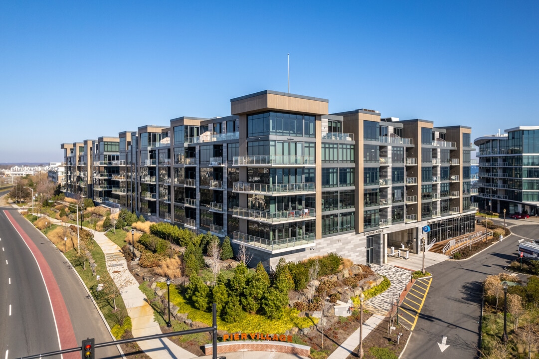 The Lofts Pier Village in Long Branch, NJ - Foto de edificio