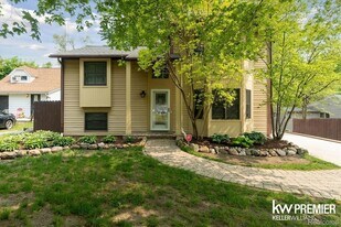 4022 Hazelett Dr in Waterford Township, MI - Building Photo