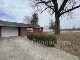 8972 IL-13 in Marion, IL - Building Photo