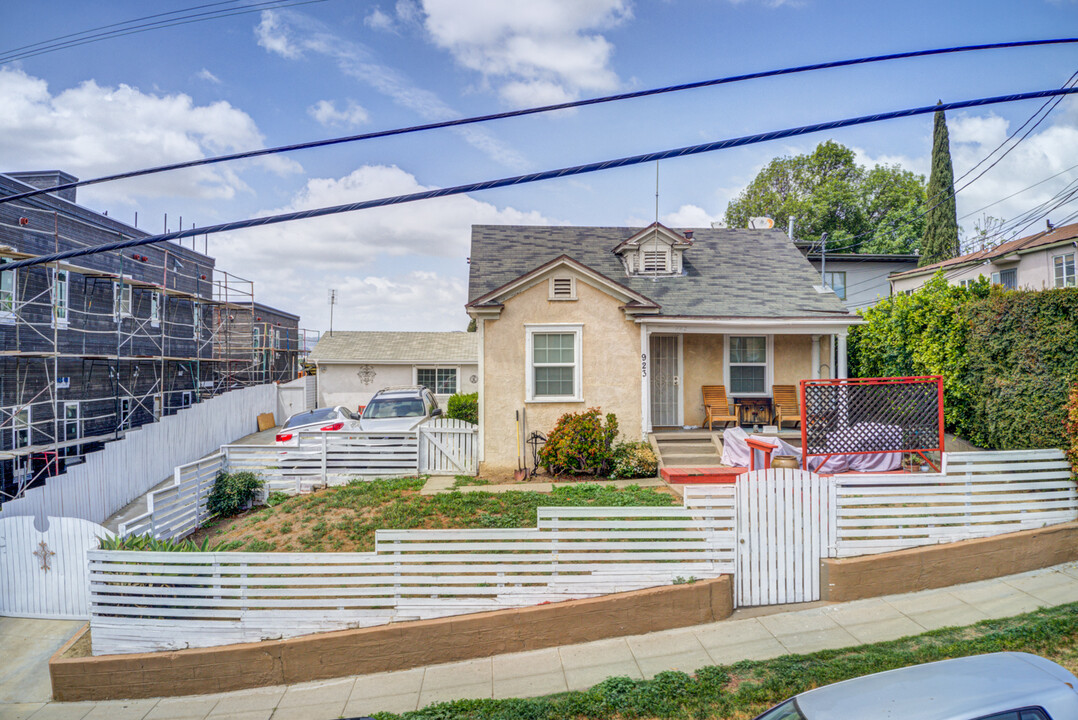 921 Manzanita St in Los Angeles, CA - Building Photo