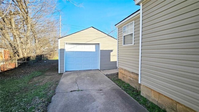 135 W Lilac Ln in Midwest City, OK - Building Photo - Building Photo