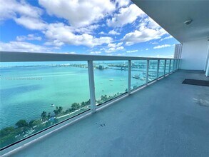 1800 N Bayshore Dr, Unit 2409 in Miami, FL - Foto de edificio - Building Photo