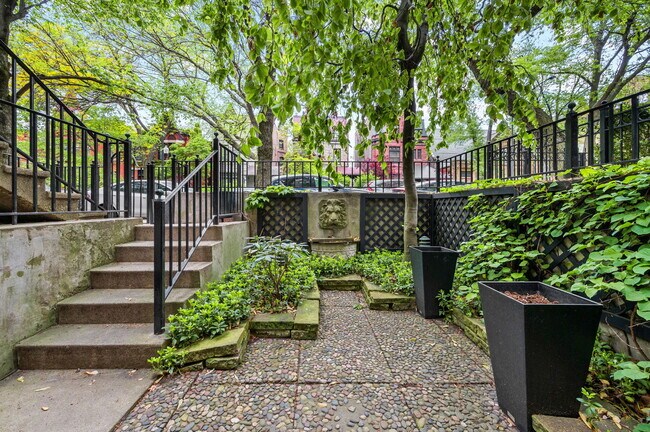 617 W Fullerton Pkwy in Chicago, IL - Building Photo - Building Photo