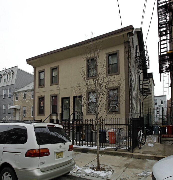 308-310 11th St in Union City, NJ - Building Photo
