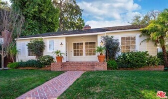 15440 Dickens St in Los Angeles, CA - Building Photo