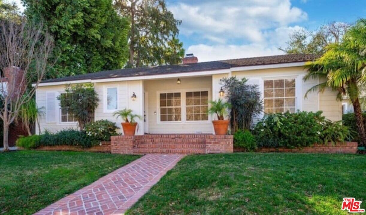 15440 Dickens St in Los Angeles, CA - Building Photo