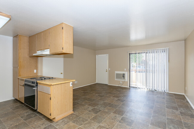 Sunset Pointe Apartments in Fallbrook, CA - Foto de edificio - Interior Photo