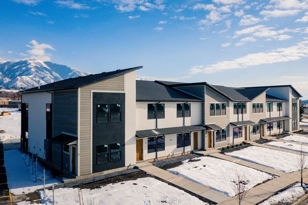 254 Spring Creek Pkwy in Providence, UT - Building Photo