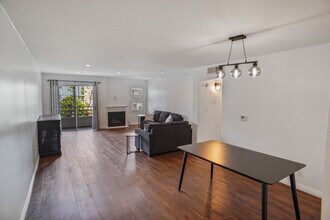 11230 Peach Grove St, Unit 206 in North Hollywood, CA - Building Photo - Building Photo