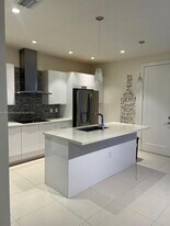 10422 NW 64th Terrace in Doral, FL - Building Photo