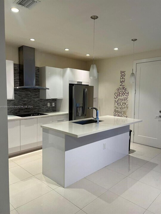 10422 NW 64th Terrace in Doral, FL - Building Photo