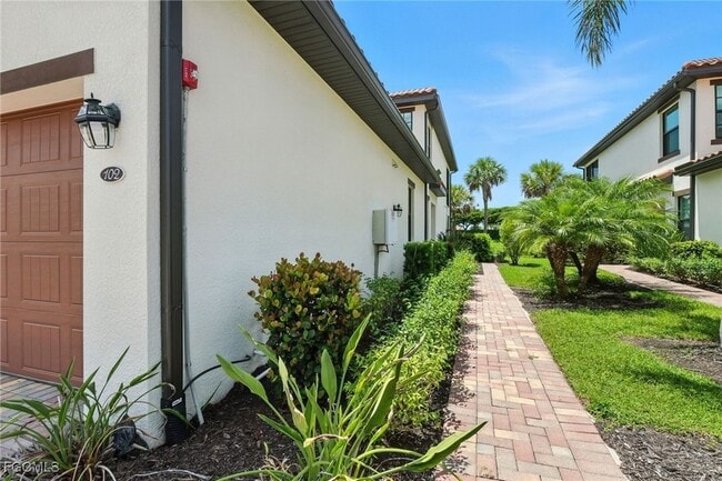 12039 Hawthorn Lake Dr, Unit 102 in Ft. Myers, FL - Building Photo - Building Photo