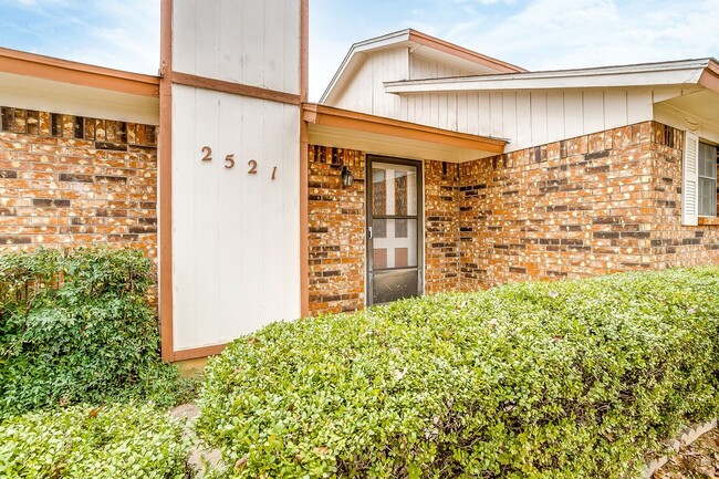 2521 Indigo Ln in Arlington, TX - Foto de edificio - Building Photo