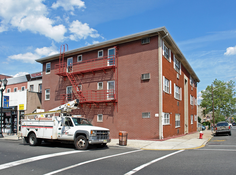 424 16th St in Union City, NJ - Building Photo