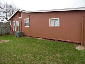 118 Robinson Rd in Freeport, TX - Foto de edificio - Building Photo