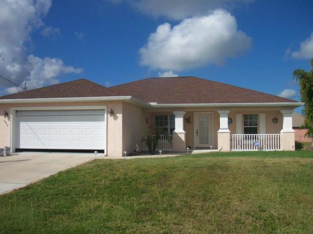 3610 E Gator Cir in Cape Coral, FL - Foto de edificio