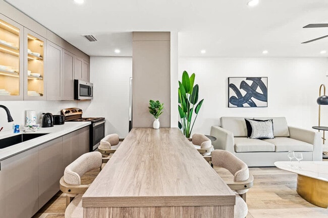 8115 Thomas Dr in Panama City, FL - Foto de edificio - Building Photo