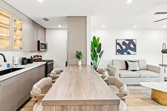 8115 Thomas Dr in Panama City, FL - Foto de edificio - Building Photo