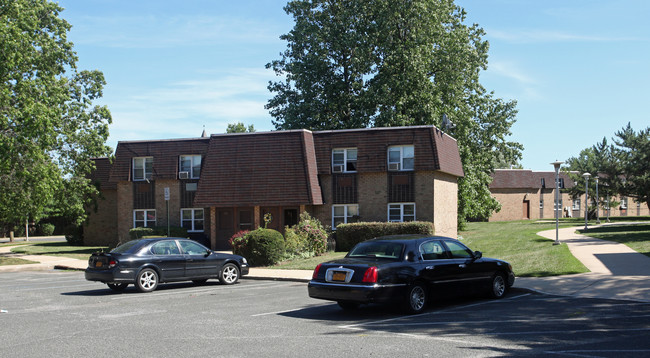 Liberty Park Apartments in Freeport, NY - Foto de edificio - Building Photo