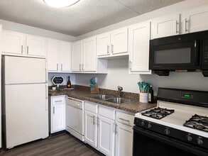 Pine Ridge Apartments in Willoughby Hills, OH - Foto de edificio - Building Photo