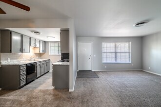 Stratford East Apartments in Wichita, KS - Foto de edificio - Building Photo