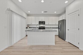 8136 Rockflower St in Las Vegas, NV - Building Photo - Building Photo