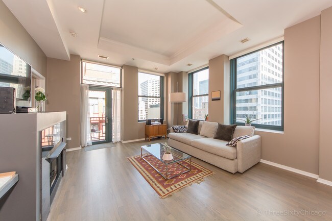 208 W Washington St in Chicago, IL - Foto de edificio - Building Photo