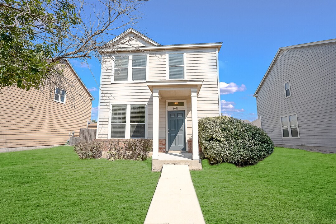 6011 Midcrown Dr E in San Antonio, TX - Building Photo