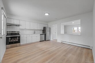 54 Evergreen St in West Babylon, NY - Building Photo - Building Photo