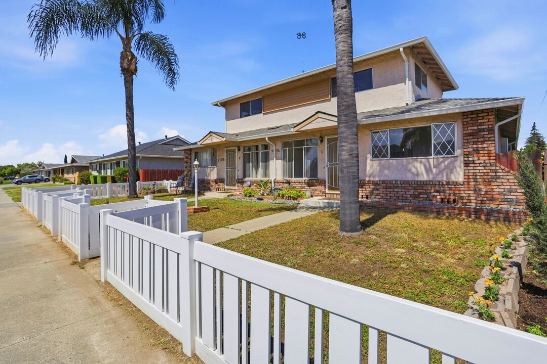 2105 Royal Dr, Unit #1 Front in Santa Clara, CA - Foto de edificio
