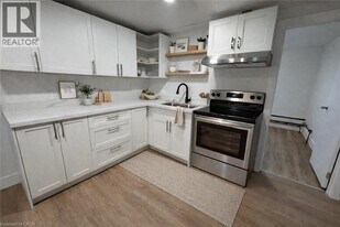 803 King St in Port Colborne, ON - Building Photo