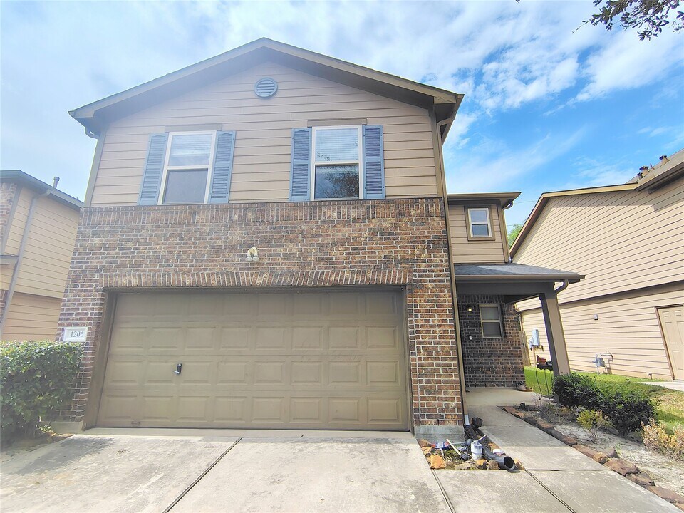 1206 Larks Trace Ln in Houston, TX - Building Photo
