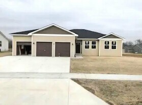 4153 Fallen Oak Dr in Belvidere, IL - Building Photo