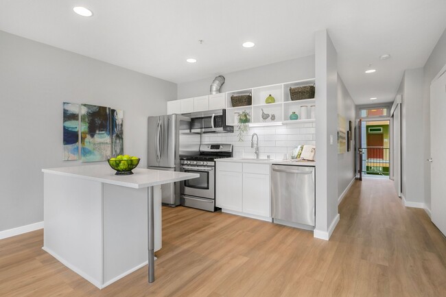 66 Bell St, Unit 31 in Seattle, WA - Building Photo - Building Photo