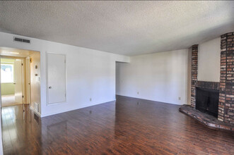 Laurelwood Apartments in Sacramento, CA - Building Photo - Building Photo