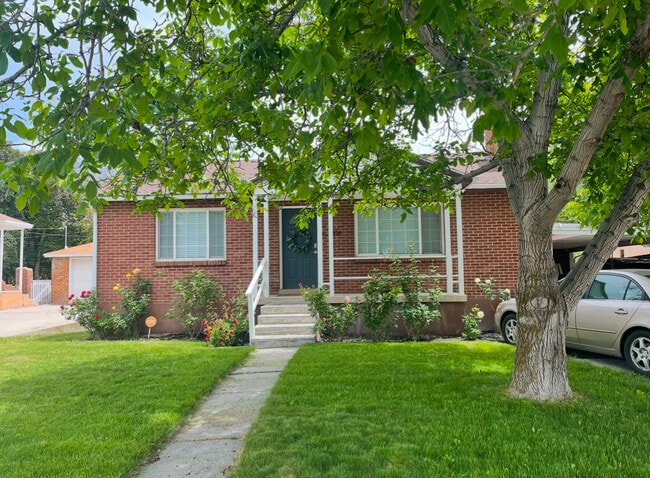 1316 N 300 W in Provo, UT - Foto de edificio - Building Photo