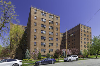 Berkley Arms Condominium in Hackensack, NJ - Foto de edificio - Building Photo