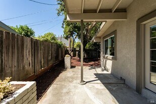 142 Anita Ct in Vacaville, CA - Building Photo