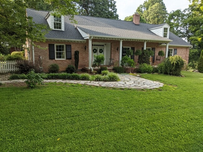 418 W Dolphin St in Siler City, NC - Building Photo - Building Photo