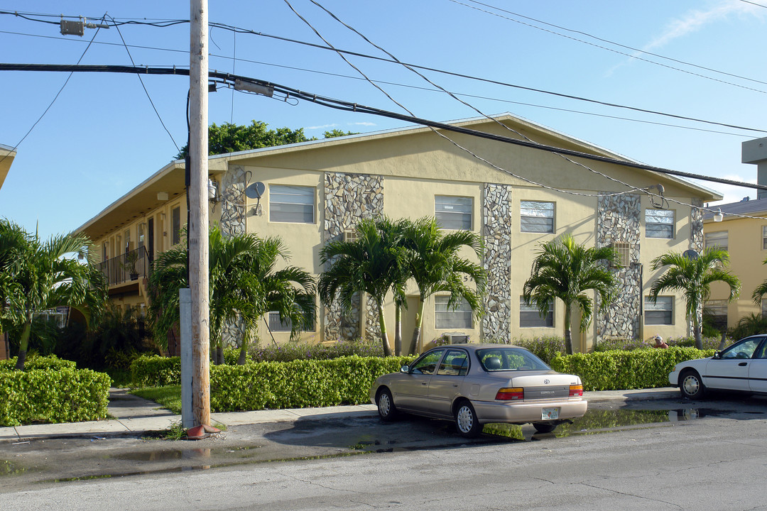 585 W 51st Pl in Hialeah, FL - Foto de edificio