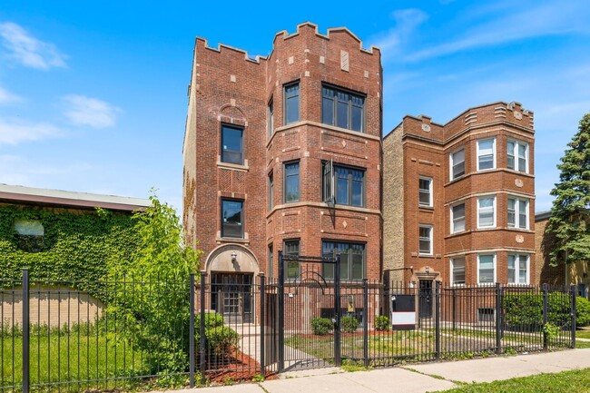 7352 N Winchester Ave, Unit 3 in Chicago, IL - Foto de edificio - Building Photo