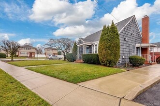 150 Park Ave in Hicksville, NY - Building Photo - Building Photo