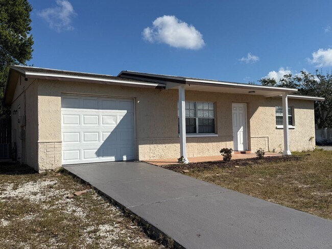 8649 Paxton Dr in Port Richey, FL - Building Photo - Building Photo