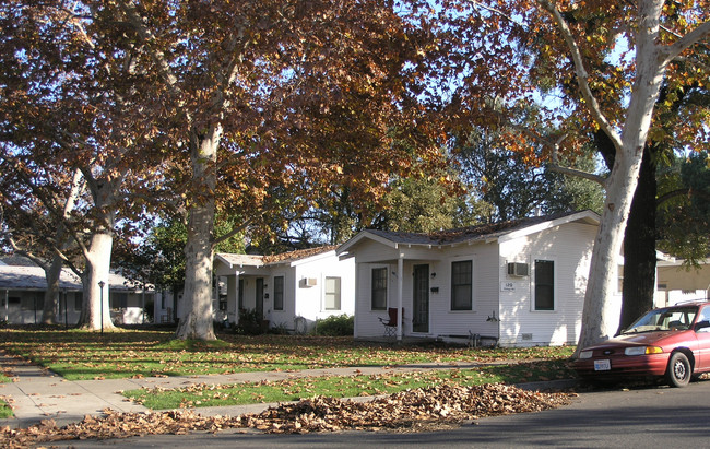 125 College St Apartments in Woodland, CA - Building Photo - Building Photo